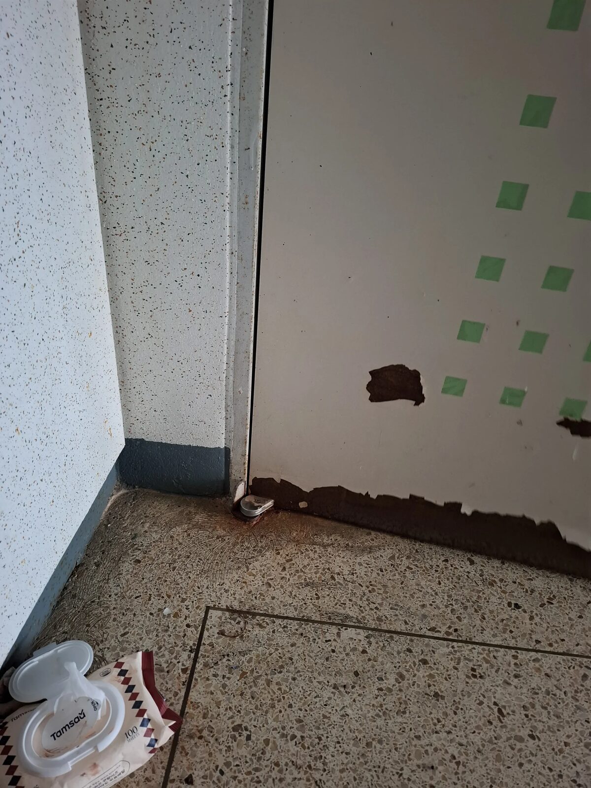 시공 후 - 성남 현관문 교체 — 뒤틀린 문짝에 열쇠가 걸리던 집, 하루 만에 매끄럽게 집사홈
