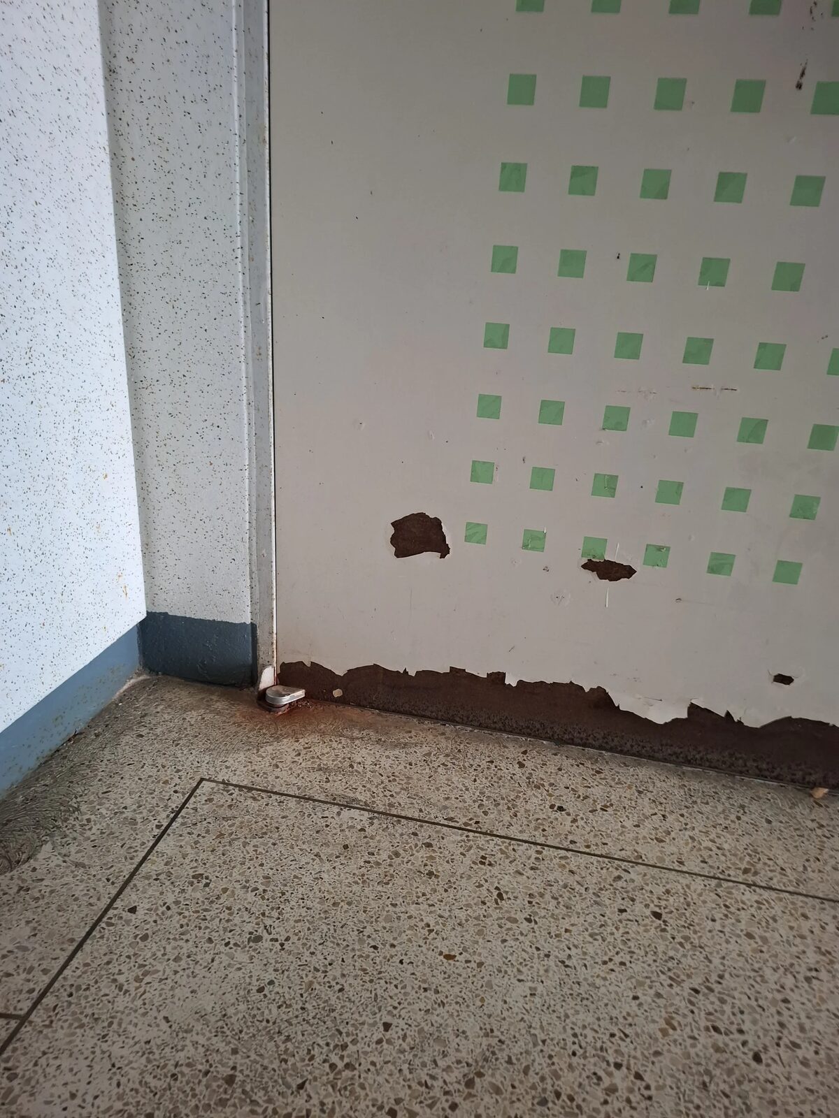 시공 전 - 성남 현관문 교체 — 뒤틀린 문짝에 열쇠가 걸리던 집, 하루 만에 매끄럽게 집사홈