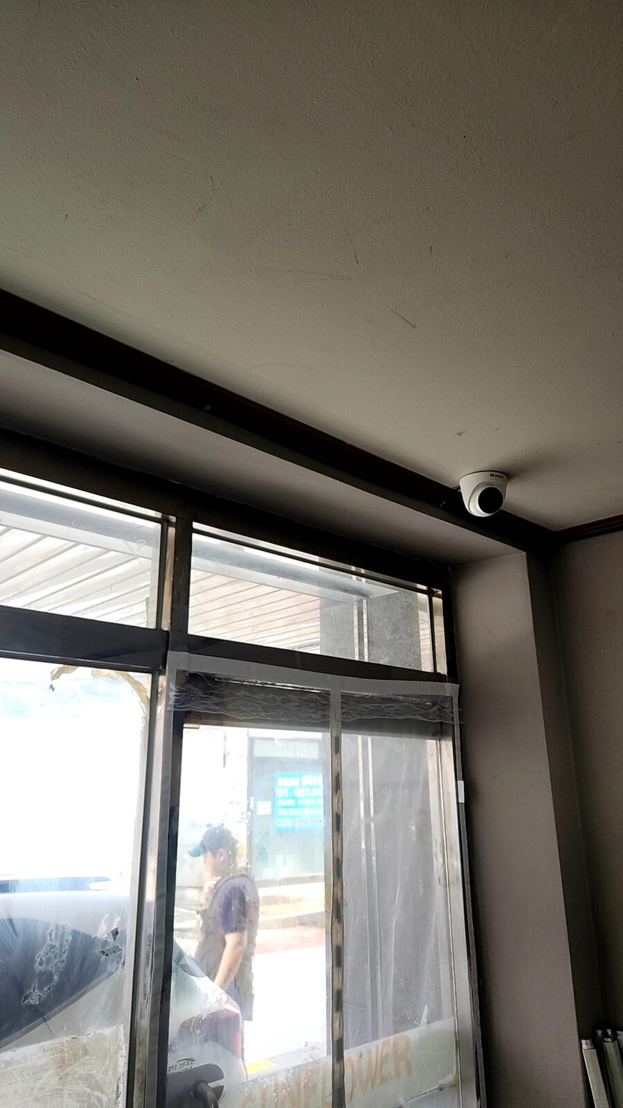 시공 전 - 구로 주방 환풍기 교체 설치 — 기름때 막힌 구형 팬, 신형으로 갈아드렸습니다 집사홈