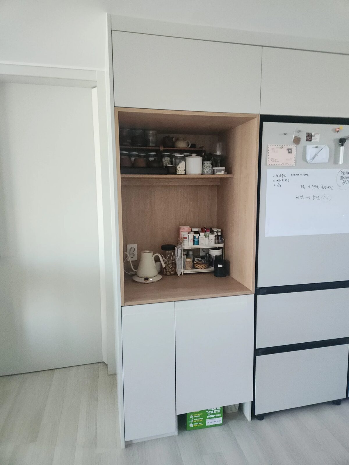 시공 전 - 마포 오래된 장롱, 뜯어내지 않고 새것처럼 — 장 리폼 시공기 집사홈